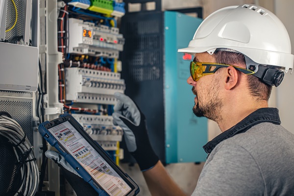 Manutenzione quadri elettrici industriali: guida completa per la sicurezza e l’efficienza