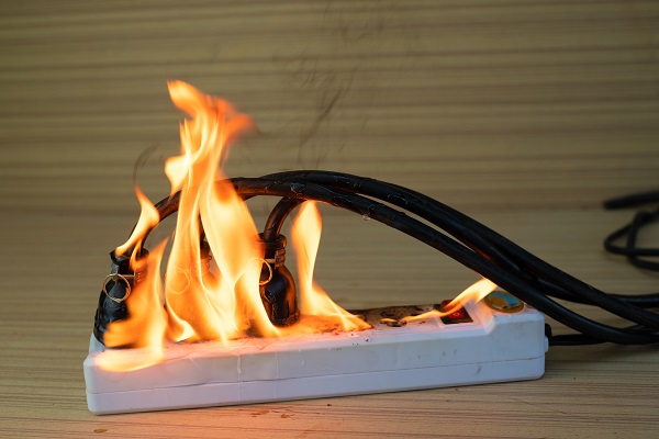 Principio di un incendio elettrico.