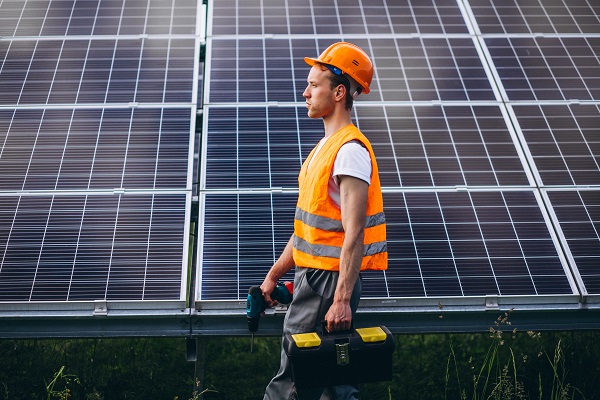 Elettricista si occupa della manutenzione di un impianto fotovoltaico.